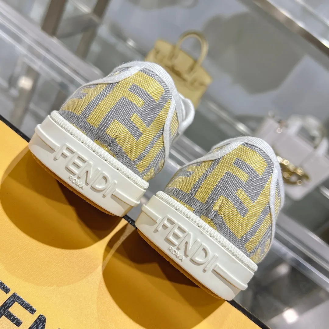 Couple style 💰460❤️Fendi Fendi's latest couple canvas shoes ❑ Fabric: Original customized imported jacquard canvas material ❑ Inner lining: Imported canvas material ❑ Sole: Original molded non-slip TPU outsole ❑ Bottom thickness: 2.5cm ❑ Size: Women's 35-40/Men's 39-45